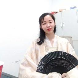 忘了吃瓜她进娱乐圈,意外踏入娱乐圈，开启璀璨星途  第2张